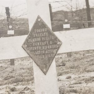 photo-of-17th-engineer-soldier-grave-with-others-in-the-background-in-france-1918