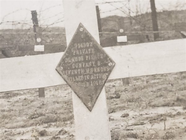 photo-of-17th-engineer-soldier-grave-with-others-in-the-background-in-france-1918