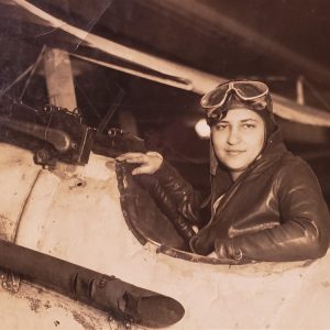 photo-world-war-pilot-with-maxim-machine-guns-on-plane