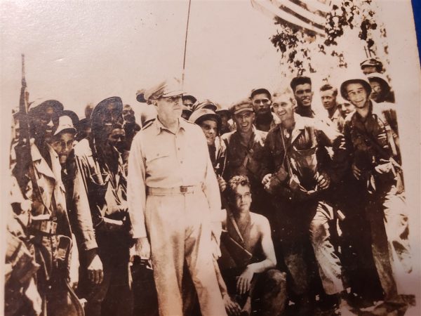 photo-of-general-mac-authur-in-the-pacific-with-the-troops