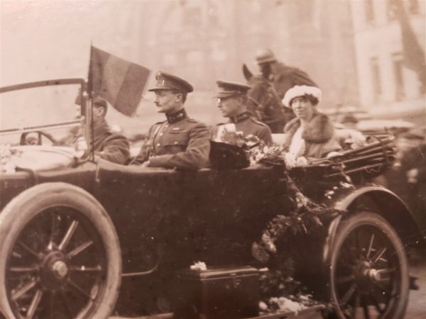 post-card-world-war-king-albert-and-queen-in-touring-car