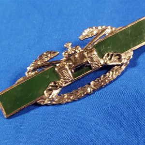 armor-inf-infantry-combat-badge-bdg-1950's-issue-in-green-enamel-for-tank-and-armored-units-with-clutches