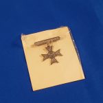 badge-usmc-pistol-p37-pin-back-early-on-card-with-celophane-front