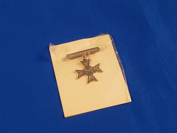 badge-usmc-pistol-p37-pin-back-early-on-card-with-celophane-front