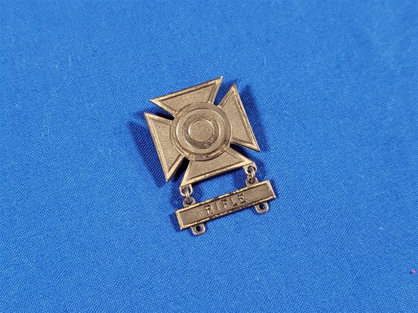 badge-shrp-sharpshooter-rifle-korean-war-pin-back-1k-bar