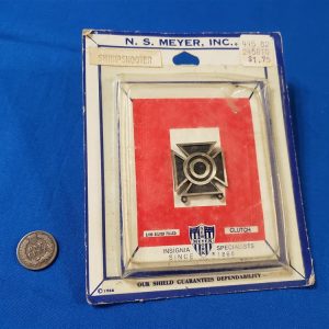 badge-shrp-shoot-meyer-1966-dated-package-back-clutch