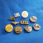 disc-and-insignia-plastic-wartime-production-unpainted-and-no-pins-10-different