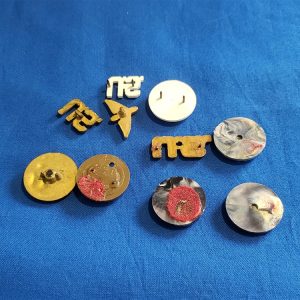 disc-and-insignia-plastic-wartime-production-unpainted-and-no-pins-10-different