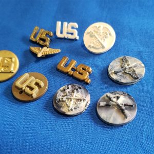 disc-and-insignia-plastic-wartime-production-unpainted-and-no-pins-10-different