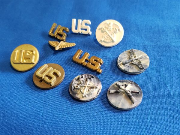 disc-and-insignia-plastic-wartime-production-unpainted-and-no-pins-10-different