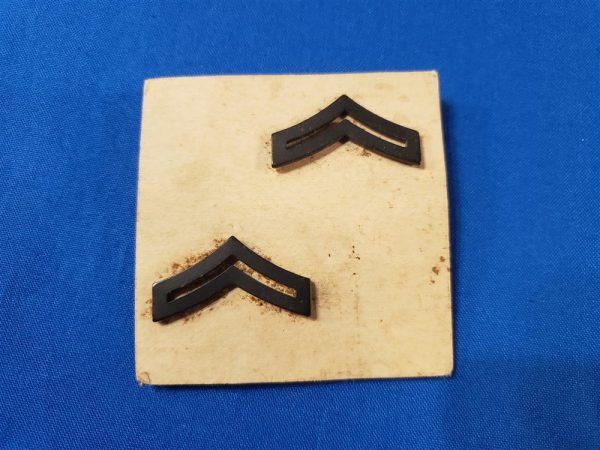 usmc-cpl-corporal-insignia-on-original-card-metal-screw-back-type-1950s