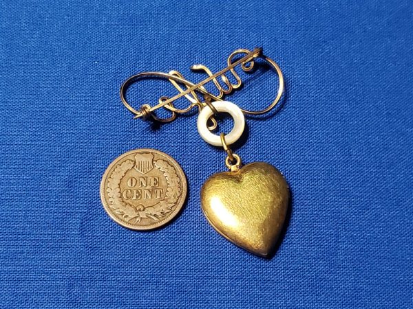 sweetheart-world-war-two-wire-photo-broach-with-heart-and-pearl-ring-sweethrt-wwii-back-size