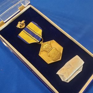 medal-vietnam-af-air-force-merit-in-the-lucite-display-case