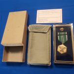 medal-arcom-vietnam-first-issue-with-ribbon-in-lucite-display-case-back-card