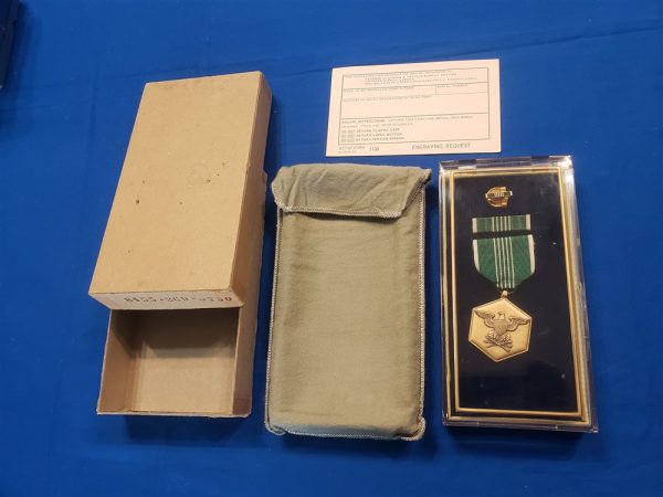 medal-arcom-vietnam-first-issue-with-ribbon-in-lucite-display-case-back-card