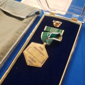 medal-arcom-vietnam-first-issue-with-ribbon-in-lucite-display-case-back-card