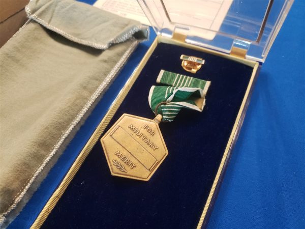 medal-arcom-vietnam-first-issue-with-ribbon-in-lucite-display-case-back-card