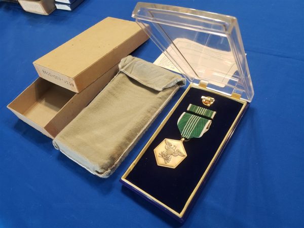 medal-arcom-vietnam-first-issue-with-ribbon-in-lucite-display-case-back-card