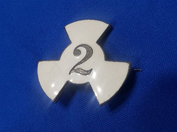 corps-badge-2nd-white-3rd-regt-pin-back-size