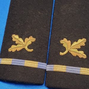 Shoulder Mark Pay Clerk By Mars 1950s. BY MARS. This is a Super excellent condition set of CWO1 navy shoulder boards for a supply officer. Excellent 2 tone early type bullion leaves and the bullion strap. A very nice, matched set