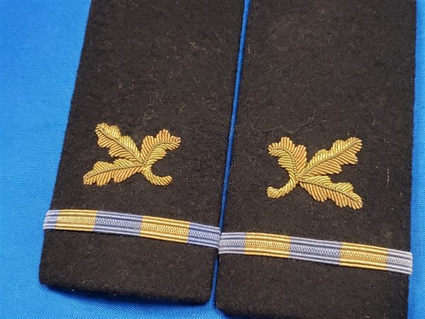 Shoulder Mark Pay Clerk By Mars 1950s. BY MARS. This is a Super excellent condition set of CWO1 navy shoulder boards for a supply officer. Excellent 2 tone early type bullion leaves and the bullion strap. A very nice, matched set