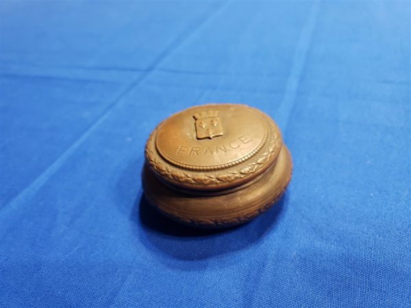 trench-art-snuff-container-with-arras-coat-arms-on-top-inside