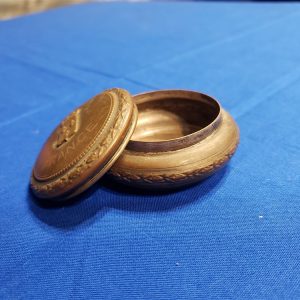 trench-art-snuff-container-with-arras-coat-arms-on-top-inside