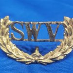 swv-spanish-war-veterans-cap-badge-early-screw-back-front-with-wreath