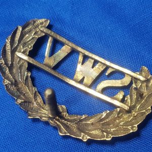 swv-spanish-war-veterans-cap-badge-early-screw-back-front-with-wreath