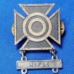 badge-shrp-antaya-made-vietnam-era-silver-rifle-bar-clutch-back