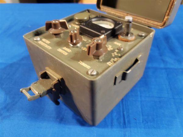 prc68-field-strength-meter-1961-dated-for-the-testing-of-radios-in-the-field-antenna