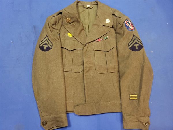 Tunic 95th Div Engineer with T3 rank and 3 battle stars. This is an excellent condition WWII tunic. 1944 dated with 1 moth bite on lapel as seen in the photo. Excellent patches with original screw on collar insignia and early embroidered