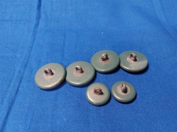 plastic-wwii-womans-buttons-marine-corps-green