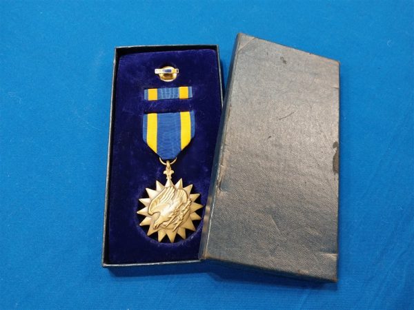 air-medal-vietnam-issue-1967-in-the-original-box-with-ribbon-lapel-pin-lordship