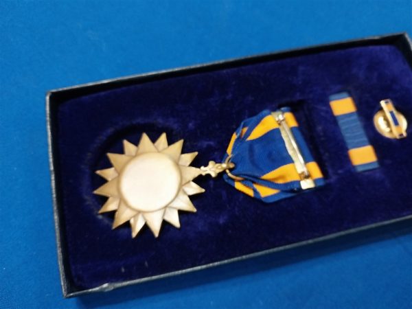 air-medal-vietnam-issue-1967-in-the-original-box-with-ribbon-lapel-pin-lordship