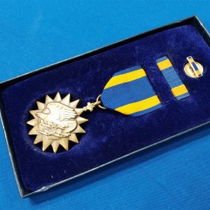 air-medal-vietnam-issue-1967-in-the-original-box-with-ribbon-lapel-pin-lordship