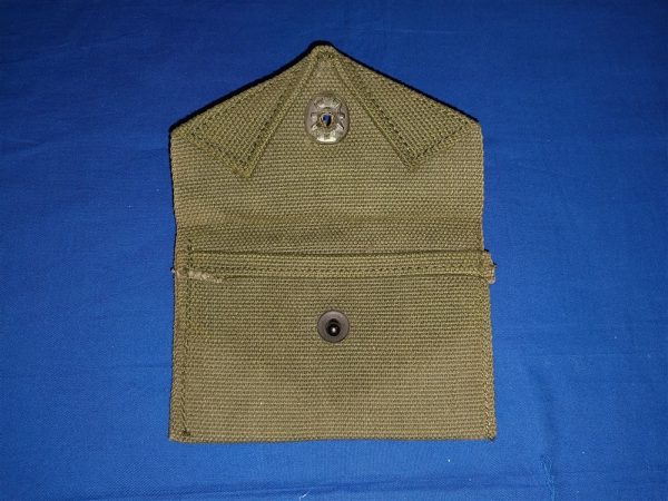 pouch-used-in-vietnam-for-the-lensatic-compass-early-pattern-dated-1962-unissued