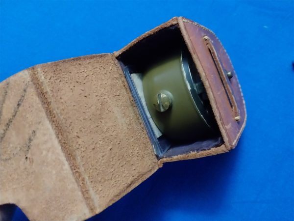 world-war-one-compass-marching-type-with-the-original-instructions-and-leather-carry-case-unissued-condition