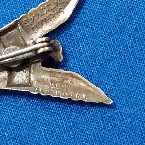 cap-pin-for-the-merchant-marines-with-v-shaped-wings-no-enamel-pattern-sterling-marked-world-war-two