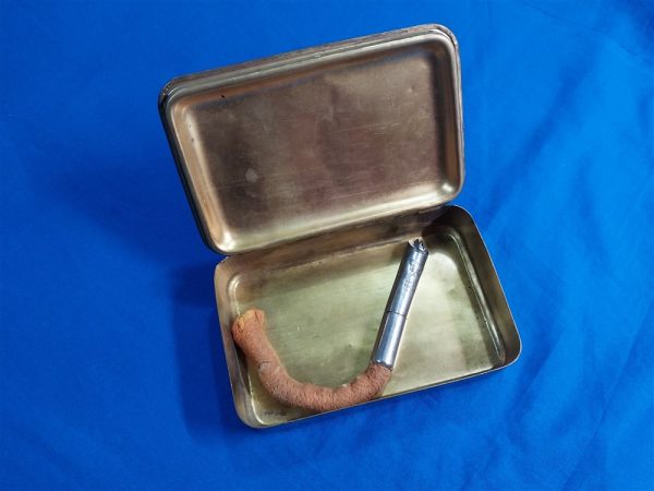 world-war-one-princess-mary-christmas-1914-box-with-trench-lighter-tinder-starter-with-partial-flint-in-original-container