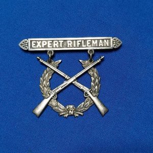 world-war-one-and-earlier-p1912-shooting-badge-united-states-marine-issue-silver-with-rifles-rivited-to wreath-early catch-and-hinge