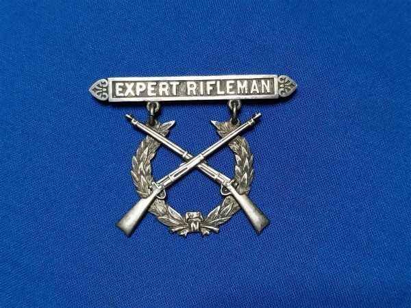 world-war-one-and-earlier-p1912-shooting-badge-united-states-marine-issue-silver-with-rifles-rivited-to wreath-early catch-and-hinge