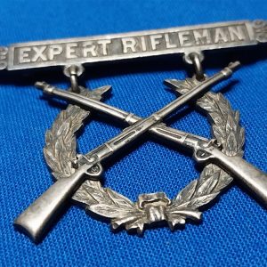 world-war-one-and-earlier-p1912-shooting-badge-united-states-marine-issue-silver-with-rifles-rivited-to wreath-early catch-and-hinge