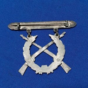 world-war-one-and-earlier-p1912-shooting-badge-united-states-marine-issue-silver-with-rifles-rivited-to wreath-early catch-and-hinge