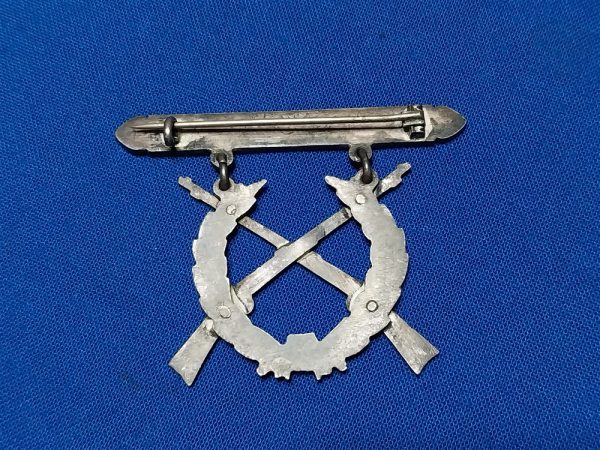 world-war-one-and-earlier-p1912-shooting-badge-united-states-marine-issue-silver-with-rifles-rivited-to wreath-early catch-and-hinge