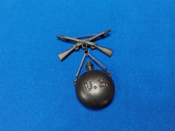 world-war-one-sweetheart-broach-with-canteen-and-rifles-with-pin-original-mint-near-condition-