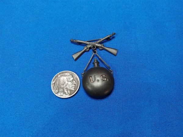 world-war-one-sweetheart-broach-with-canteen-and-rifles-with-pin-original-mint-near-condition-