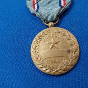 early-vietnam-war-issue-air-force-good-conduct-medal-in-original-box-dated-63-usaf