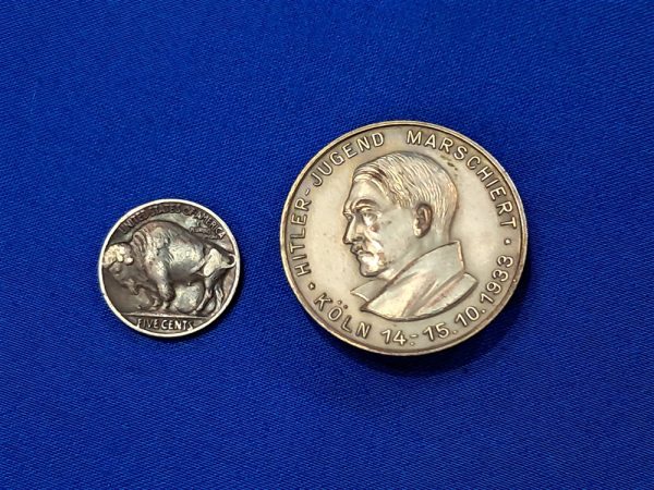 pre-world-war-two-hitler-youth-rally-tinnie-pin-nickel-silver-1933-early-dated-bust-of-hitler-on-the-front