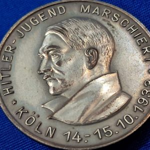 pre-world-war-two-hitler-youth-rally-tinnie-pin-nickel-silver-1933-early-dated-bust-of-hitler-on-the-front